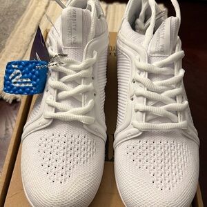 NWT, Varsity V4X cheer shoes, size 7 Never worn.
